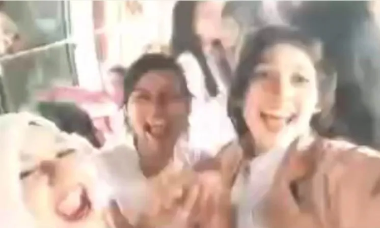 পিরোজপুরে শিক্ষা সফরের বাসে জয় বাংলা স্লোগান, ভিডিও ভাইরাল